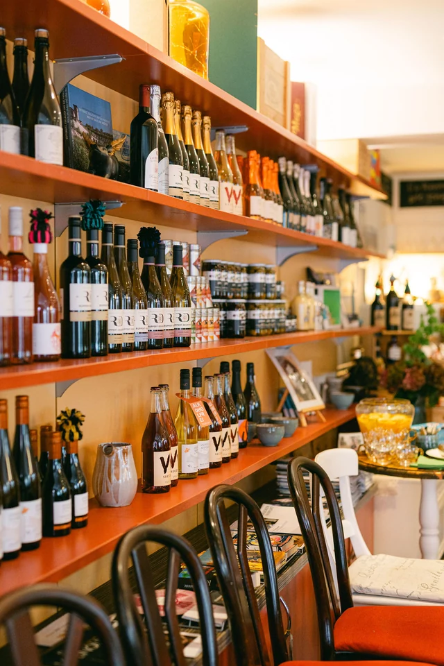 Weinregale mit ausgewählten Weinen im Weinfachgeschäft der Korkenzieherin